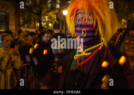 New York, NY, 31. Oktober 2013. Ein Mann trägt ein buntes Kostüm, Maske und Perücke Parade Goer in Greenwich Village Halloween Parade. 2013 ist der 40. Jahrestag der Parade, das im Jahr 2012 wegen Hurrikan Sandy abgesagt wurde. Bildnachweis: Ed Lefkowicz/Alamy Live-Nachrichten Stockfoto