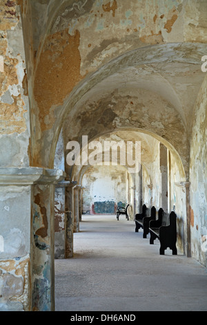 Torbogen und Bänke, San Cristobal Burg (1765-1783), San Juan National Historic Site, Old San Juan, Puerto Rico Stockfoto