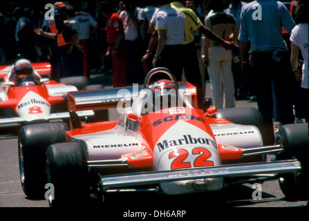 Mario Andretti in einem Alfa Romeo 179. Im Ruhestand aufgrund eines Unfalls in ersten Kurve mit Andrea de Cesaris McLaren.Monaco GP 1981. Stockfoto