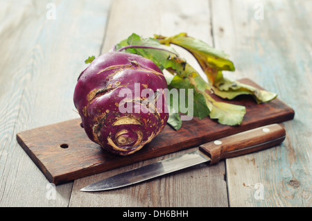 Frische rohe Kohlrabi mit Messer auf Holz Hintergrund Stockfoto