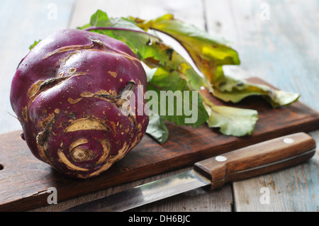 Frische rohe Kohlrabi mit Messer auf Holz Hintergrund Stockfoto