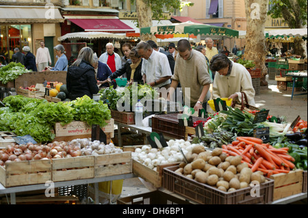 Marktplatz im Ort Richelme, Aix-en-Provence, Frankreich Stockfoto