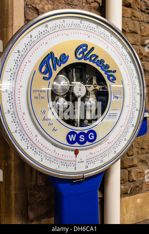 Old fashioned wiegen skaliert auf einem Bahnhof Bahnsteig in Newport, Wales, GB, UK. Stockfoto