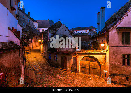 Sibiu, Stadt in Siebenbürgen, Rumänien. Alte Straße von Wohngebäuden Stockfoto