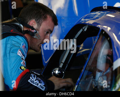 Fort Worth, Texas, USA. 1. November 2013. 1. November 2013 ft. Worth, Tx USA. AUSTIN DILLON spricht mit seinem Bruder Ty Dillon während des Trainings für den NASCAR O' Reilly Autoparts 300 Nationwide-Rennen auf dem Texas Motor Speedway in Fort Worth, Tx. Credit: Ralph Lauer/ZUMAPRESS.com/Alamy Live News Stockfoto