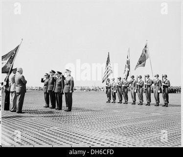 In einer Zeremonie auf dem Flughafen in Frankfurt, Deutschland präsentiert Präsident Harry S. Truman (Dritter von links)... 198695 Stockfoto