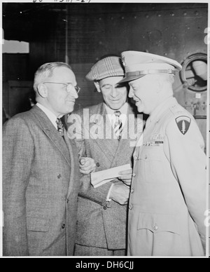 L, R, Präsident Harry S. Truman, Pressesprecher Charles Ross und General Dwight D. Eisenhower Chat nach Präsidenten... 198756 Stockfoto