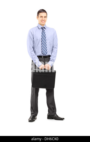 In voller Länge Portrait eines lächelnden Geschäftsmann hält eine Aktentasche aus Leder Stockfoto