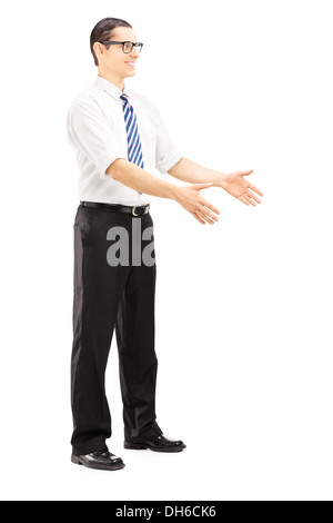In voller Länge Portrait eines lächelnden jungen Mannes dabei, etwas zu nehmen Stockfoto
