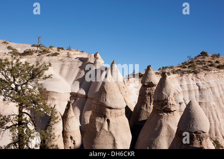 Kegelförmige Felsen, die aus einer vulkanischen Lagerstätte (Bimsstein, Asche) geschnitzt wurden. Kasha-Katuwe Tent Rock National Monument, Sandoval County, New Mexico, USA. Stockfoto