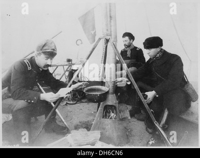Während der Pine Ridge-Kampagne, einer wichtigen militärischen Operation in den Indianerkriegen zwischen US-Truppen und indianischen Gruppen, sitzen Offiziere an einem Lagerfeuer in einem Zelt. Stockfoto