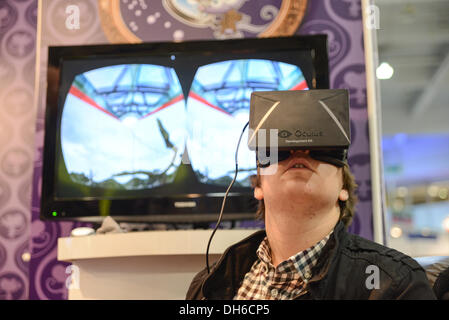 London, UK. 1. November 2013.  Microsoft Surface Pro 2 10,6' Tablet auf das Gadget Show Live im Earls Court in London statt. Bildnachweis: Siehe Li/Alamy Live News Stockfoto