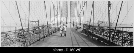 Fußgänger auf der Oberdeck-Promenade von Brooklyn Bridge in New York City, ca. 1910 541908 Stockfoto