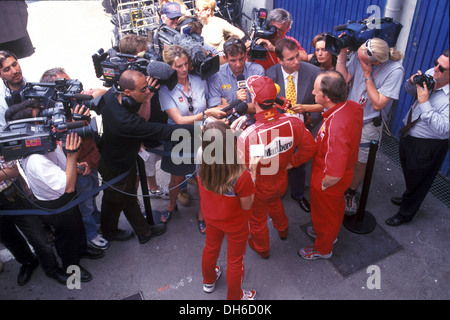 Michael Schumacher in einem Post-Rennen für Ferrari fahren interview 1999. Stockfoto