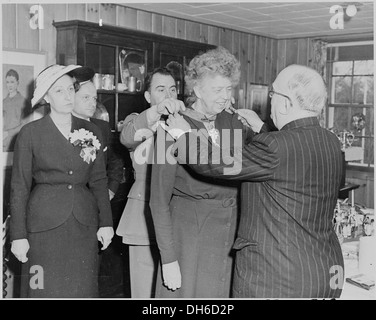 Dieses Foto zeigt den französischen Präsidenten Vincent Auriol, der Eleanor Roosevelt bei seinem Besuch in den Vereinigten Staaten eine Medaille überreicht. Das Bild fängt einen Moment der internationalen Diplomatie zwischen Frankreich und den USA ein Stockfoto