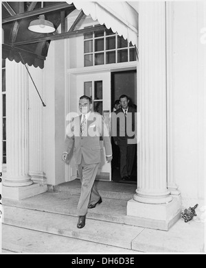 Gouverneur Thomas E. Dewey von New York wird nach einem Treffen mit Präsident Harry S. Truman gesehen, wie er das Weiße Haus verlässt. Dieses Bild fängt einen Moment des politischen Austauschs in der Zeit nach dem Zweiten Weltkrieg ein. Stockfoto
