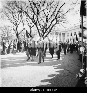 Foto von Jacqueline Kennedy, begleitet von ihrem Schwager, Attorney General Robert F. Kennedy und Senator... 200454 Stockfoto