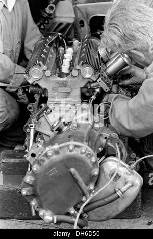 BRM Motor Spezialist Willie Southcott arbeiten an P261 V8-Motor, Graham Hill Auto beim deutschen GP Deutschland 1964. Stockfoto