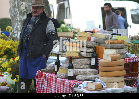 Käse-Stall am Trüffelmarkt von Richerenches im Département Vaucluse in der Region Provence-Alpes-Côte d ' Azur, Frankreich Stockfoto