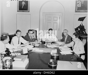 Mitglieder des Council of Economic Advisers und weißen Haus Mitarbeiter arbeiten an des Präsidenten zu fotografieren... 200171 Stockfoto