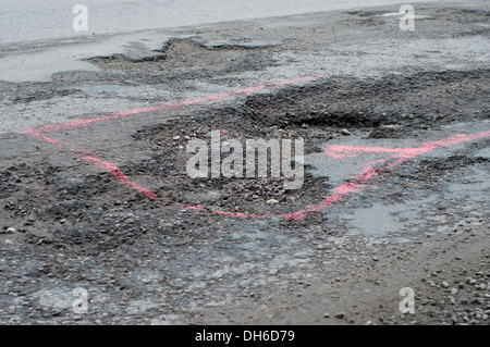 Große Schlaglöcher auf der Straße Stockfoto