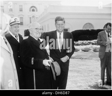 Präsident John F. Kennedy wird an seinem ersten vollen Tag im Amt fotografiert und begrüßt den ehemaligen Präsidenten Harry S. Truman. Dieser Moment ist ein historischer Austausch zwischen zwei US-Führern, der einen Übergang in der Präsidentenführung markiert. Stockfoto