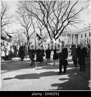 Dieses Foto zeigt Präsident Lyndon B. Johnson und seine Familie, die während einer Trauerprozession aus dem Weißen Haus spazieren, ein düsterer Moment in der amerikanischen Geschichte. Stockfoto