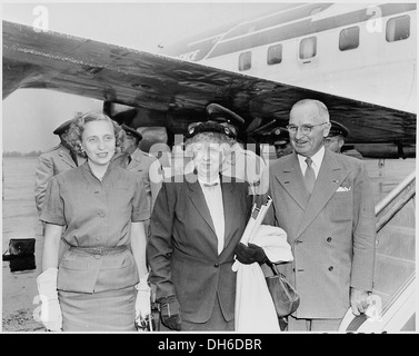 Foto von Präsident Truman, die First Lady und ihre Tochter Margaret, am Flughafen in Washington vor dem... 200332 Stockfoto