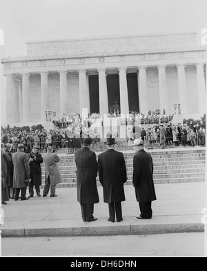 Ein Foto von Präsident Harry S. Truman (Mitte) und anderen Würdenträgern, die die Verlegung eines Kranzes beobachten, wahrscheinlich während einer nationalen Gedenkfeier oder Gedenkfeier. Stockfoto