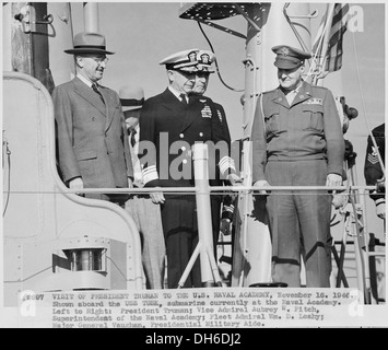 Foto von Präsident Truman an Bord eines u-Bootes, die U.S.S. TUSK, während seines Besuchs in der US-Marineakademie (links... 198648 Stockfoto