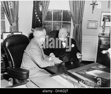 Foto von Präsident Truman und der britische Premierminister Winston Churchill im Oval Office, während der Übertragung... 200349 Stockfoto