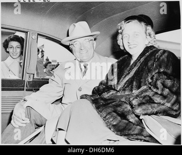 Präsident Truman und seine Tochter Margaret Truman werden nach der Rückkehr von einer offiziellen Reise im hinteren Teil ihrer Limousine abgebildet. Dieser Moment spiegelt ihr persönliches und öffentliches Leben während Trumans Präsidentschaft wider. Stockfoto