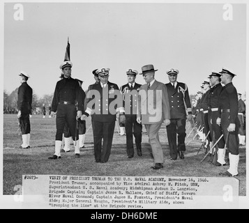 Foto von Präsident Truman und seine Partei trooping die Linie bei Brigade zu überprüfen, während seines Besuchs in den USA... 198673 Stockfoto