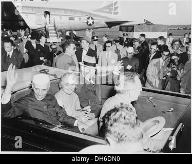 Foto von Präsident Truman und der indische Premierminister Jawaharlal Nehru mit Nehrus Schwester, Madame Pandit, winken... 200154 Stockfoto