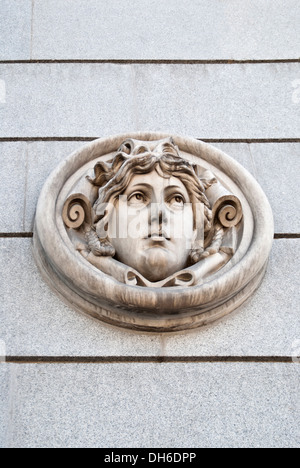 Gesicht, Detail der Fassade des Gebäudes von der Banco de España in Madrid, Spanien, Stockfoto