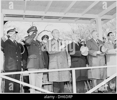 Ein Foto von Präsident Harry S. Truman und anderen Würdenträgern, die während der Army Day Parade grüßen, um das US-Militär zu ehren und die patriotische Unterstützung des Landes für die Streitkräfte widerzuspiegeln. Stockfoto