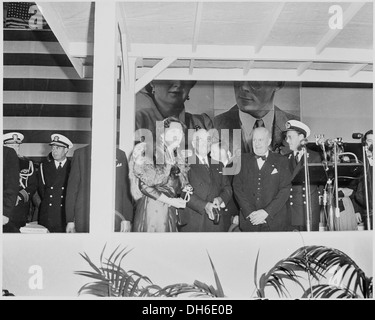 Präsident Harry S. Truman und Königin Juliana von den Niederlanden werden zusammen mit anderen Würdenträgern während einer formellen Begrüßungsveranstaltung, wahrscheinlich eines Staatsbesuchs, gesehen, um diplomatische Beziehungen kennenzulernen. Stockfoto