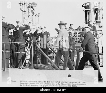 Foto von Präsident Truman und Vize-Admiral Aubrey Fitch wird an Bord eines u-Bootes, die U.S.S. TUSK, während geleitet... 198650 Stockfoto