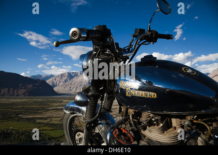 Indische hergestellt Royal Enfield Motorrad mit Blick auf Nubrah Valley, Ladakh, Nordindien Stockfoto