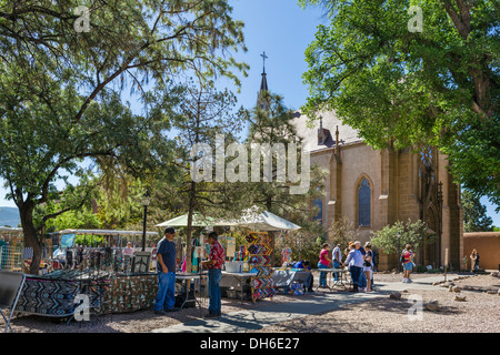 Marktstände außerhalb der Loretto-Kapelle, alten Santa Fe Trail, Santa Fe, New Mexico, USA Stockfoto