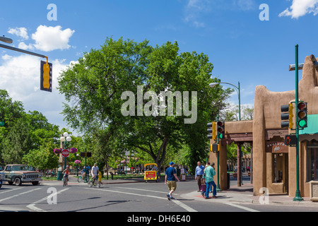 Das historische Santa Fe Plaza in der Innenstadt von Santa Fe, New Mexico, USA Stockfoto