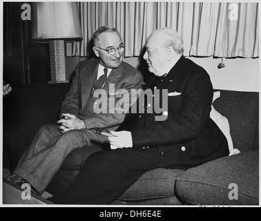 Foto von Präsident Truman Rücksprache mit der britische Premierminister Winston Churchill an Bord des Präsidenten Yacht... 199015 Stockfoto