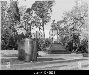 Dieses Foto zeigt Präsident Harry S. Truman, der eine Rede bei der Enthüllung einer Statue des britischen Feldmarschalls Sir John hält. Das Ereignis symbolisiert die starke Kriegsallianz zwischen den Vereinigten Staaten und Großbritannien während des Zweiten Weltkriegs Stockfoto
