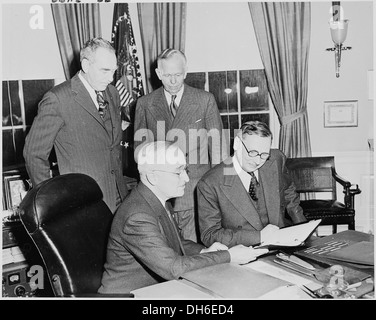 Ein Foto, das Präsident Truman im Oval Office zusammen mit dem französischen Premierminister Rene Pleven mit einem US-Außenminister zeigt, was ein diplomatisches Treffen zwischen den USA und Frankreich widerspiegelt. Stockfoto