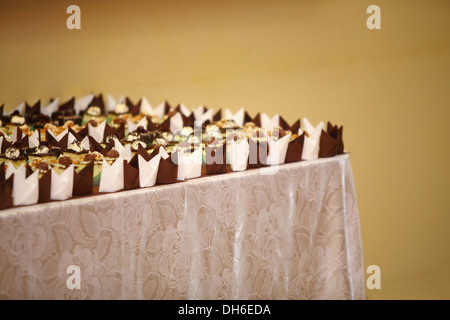 Sorten von einzelnen dekorativen Desserts Kuchen auf dem Tisch auf einem Luxus-Event, Gourmet-catering Süßigkeiten Stockfoto