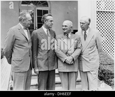 Foto von Präsident Truman im Weißen Haus Rosengarten mit W. Averell Harriman, Special Assistant für die... 200333 Stockfoto