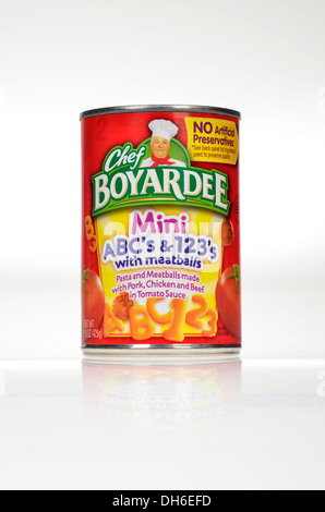 Ungeöffnete Dose der Chef Boyardee Mini ABC & 123 Spaghetti-Nudeln mit Tomaten-sauce ein Frikadellen auf weißem Hintergrund Ausschnitt. USA Stockfoto