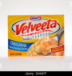 Ungeöffnete Schachtel von Kraft Velveeta Makkaroni Muscheln und Käse auf weißem Hintergrund Ausschnitt, USA. Stockfoto