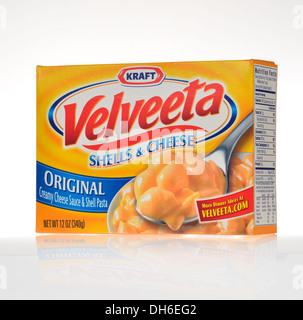 Box mit Kraft Velveeta Makkaroni Muscheln und Käse auf weißem Hintergrund ausschneiden. USA Stockfoto