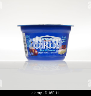 Ungeöffnet Dannon Oikos griechischen Black Cherry Joghurt Topf auf weißem Hintergrund, Ausschnitt. USA Stockfoto